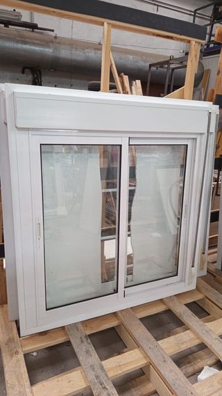Ventana corredera blanca con persiana
