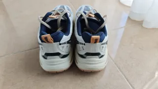 Zapatillas deportivas blancas y azules