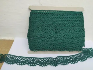Punta de encaje verde botella