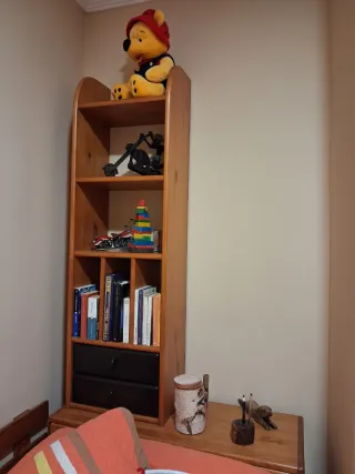 Dormitorio juvenil de madera pino.