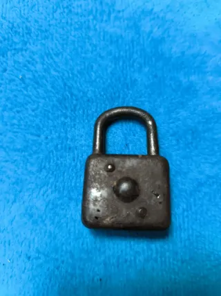 Candado antiguo con llave