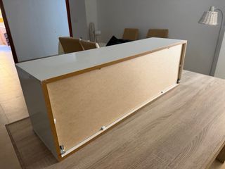 Mueble blanco y madera con puertas correderas