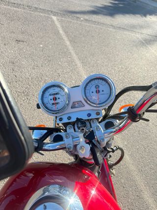 Yamaha Custom Roja con Maletero