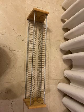 Mueble para almacenar discos de metal y madera