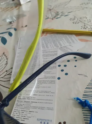 Gafas de sol azules y blancas