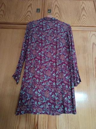 Vestido burdeos estampado floral ablusonado
