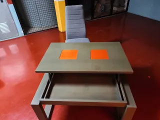 Mesa de comedor elevable gris y naranja