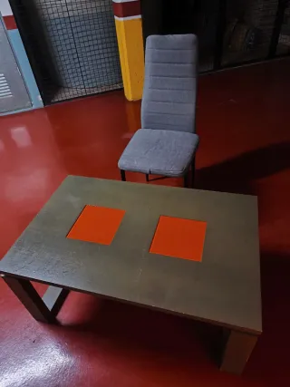 Mesa de comedor elevable gris y naranja