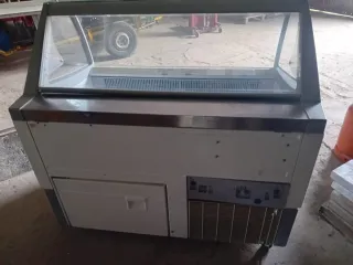 Mostrador de helados con vitrina