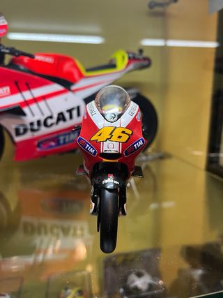 Ducati Desmosedici GP11 Valentino Rossi 1:12
