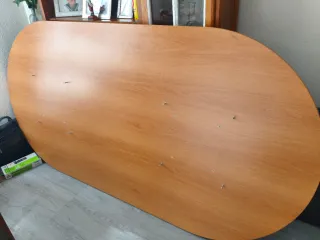 Mesa de comedor de madera ovalada