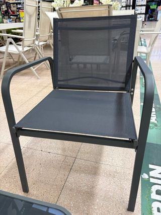 Dos sillas de terraza sin estrenar en su embalaje.