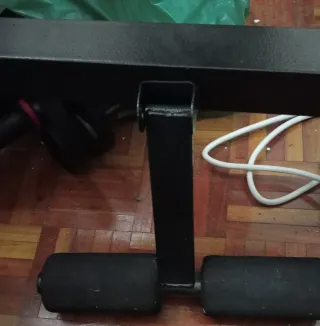 Banco de musculación + barra de dominadas