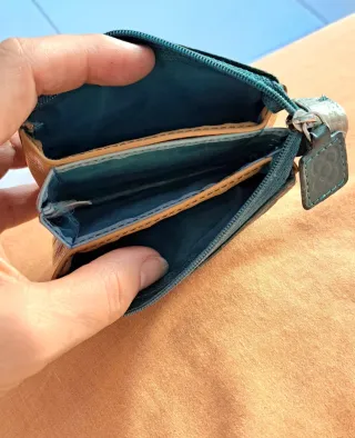 Monedero de piel con panot de Barcelona.