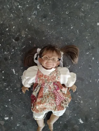 Muñeca Falca con gafas y vestido floral