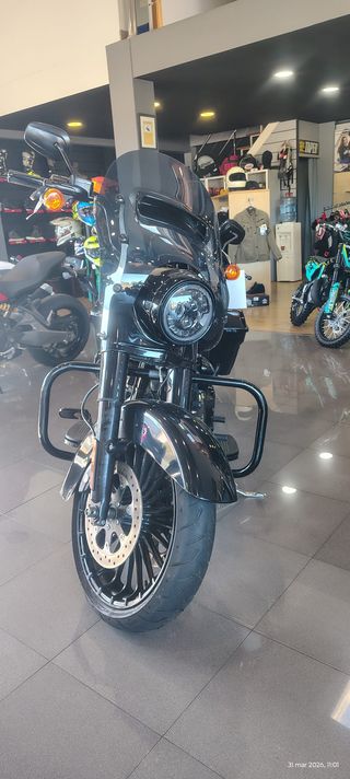 Harley Davidson Road King Negra