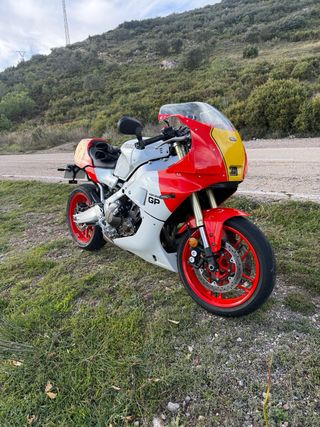 Yamaha XSR GP 900 Roja