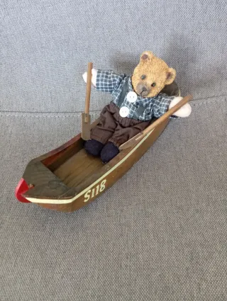 Figura Oso en Barco con Remos