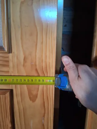 Puertas de madera con cristal y manillas