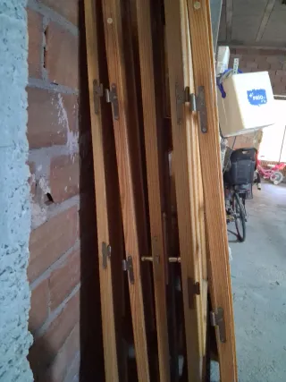 Puertas de madera con cristal y manillas