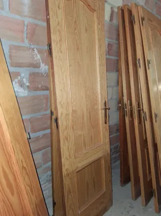 Puertas de madera con cristal y manillas