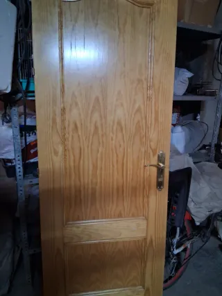 Puertas de madera con cristal y manillas