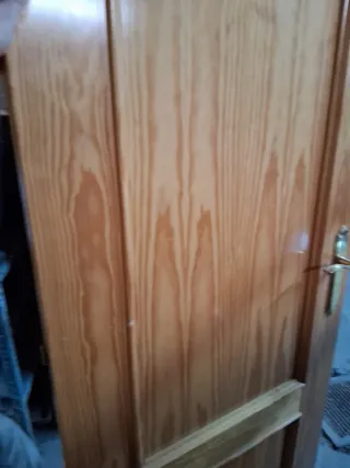 Puertas de madera con cristal y manillas