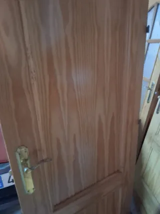 Puertas de madera con cristal y manillas