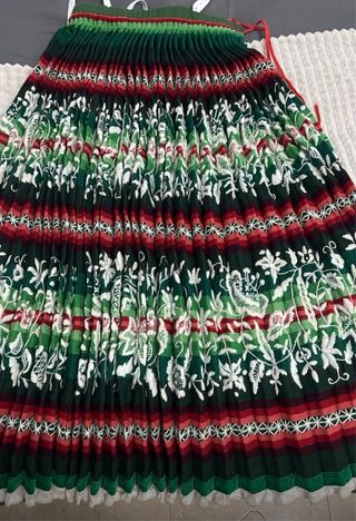 Falda bordada a mano labradora