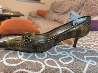 Zapato de tacón dorado envejecido ,semi nuevo.