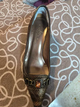Zapato de tacón dorado envejecido ,semi nuevo.