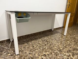 Mesa de escritorio robusta y funcional