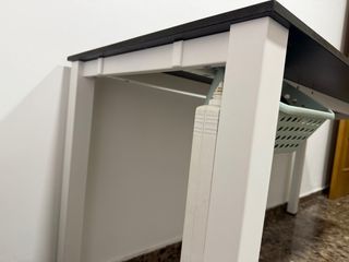 Mesa de escritorio robusta y funcional