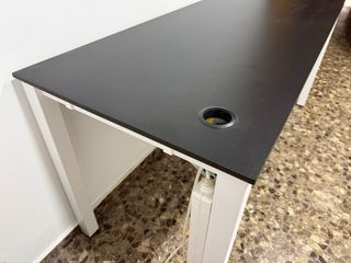 Mesa de escritorio robusta y funcional