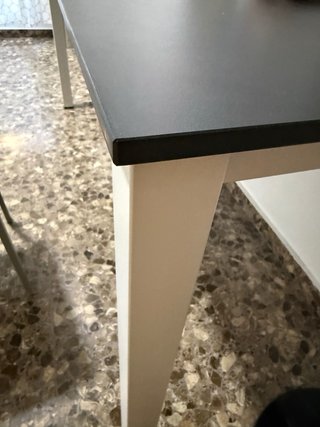 Mesa de escritorio robusta y funcional