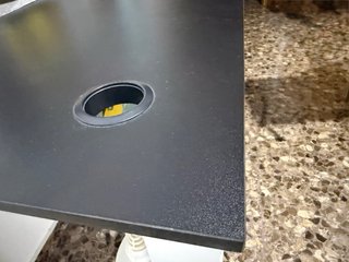 Mesa de escritorio robusta y funcional