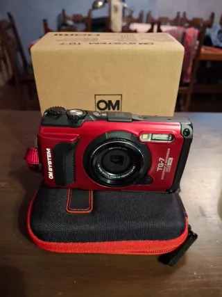 Cámara Olympus TG-7 Roja