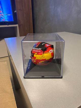 Casco Carlos Sainz 2024
