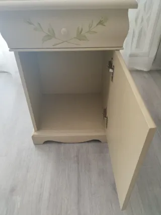 Mesita de noche vintage pintada a mano