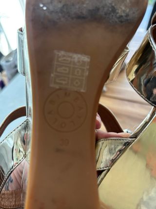 Sandalias doradas Bimba y Lola plataforma