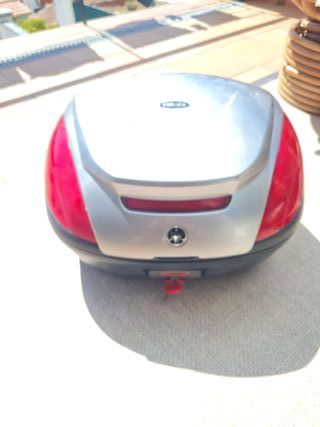 Baúl Yamaha TMAX con soporte original