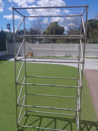 Estantería metálica con baldas de cristal