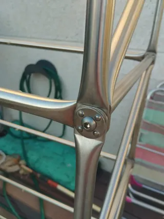 Estantería metálica con baldas de cristal