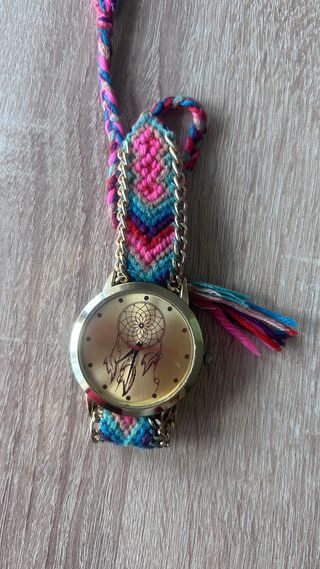 Reloj dorado con pulsera tejida