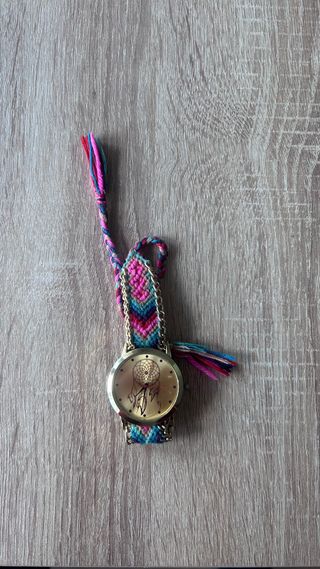 Reloj dorado con pulsera tejida