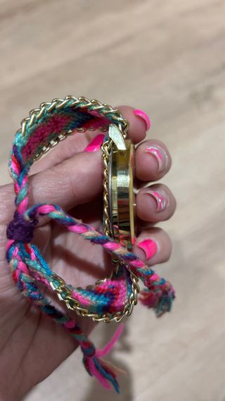 Reloj dorado con pulsera tejida