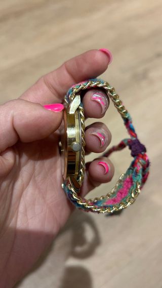 Reloj dorado con pulsera tejida