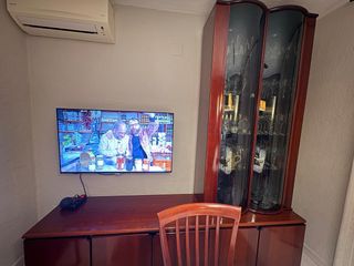 Aparador de madera con vitrinas. Cajonera y baldas