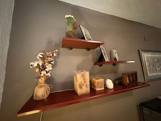 Aparador de madera con vitrinas. Cajonera y baldas