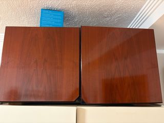 Aparador de madera con vitrinas. Cajonera y baldas